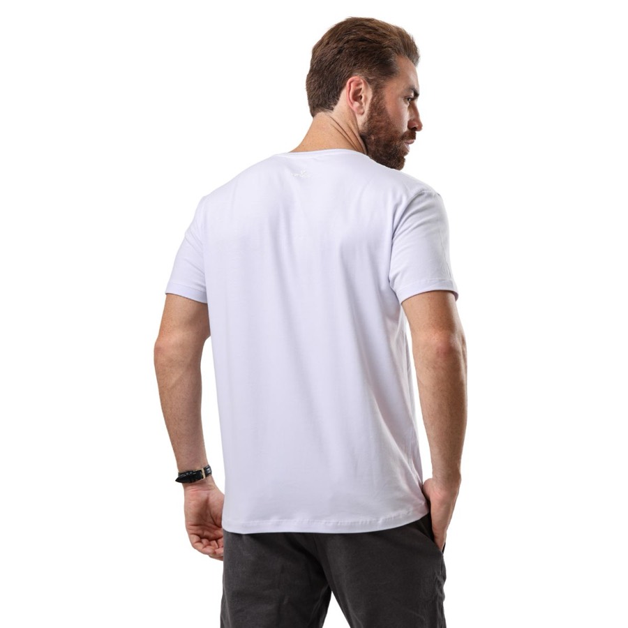 Camiseta branca da coleção Venzus, vista de costas