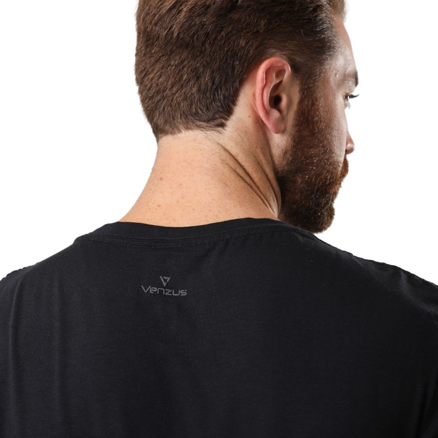 Camiseta preta da coleção Venzus com a logomarca